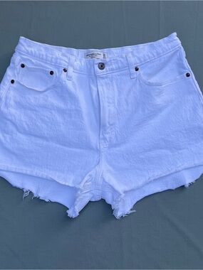 Abercrombie & Fitch Woman’s White Denim Hi-Rise The Mom Shorts 31/12 Raw Hem